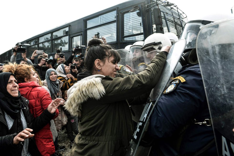 Un grupo de alrededor de 40 mujeres con algunos niños, que habían viajado desde otras partes del país con la aparente intención de partir hacia la frontera con el norte de Macedonia, intentaron romper el cordón policial. En la foto, las mujeres se enfrentan a la policía antidisturbios frente a un campamento en la ciudad de Daviatá (Grecia).