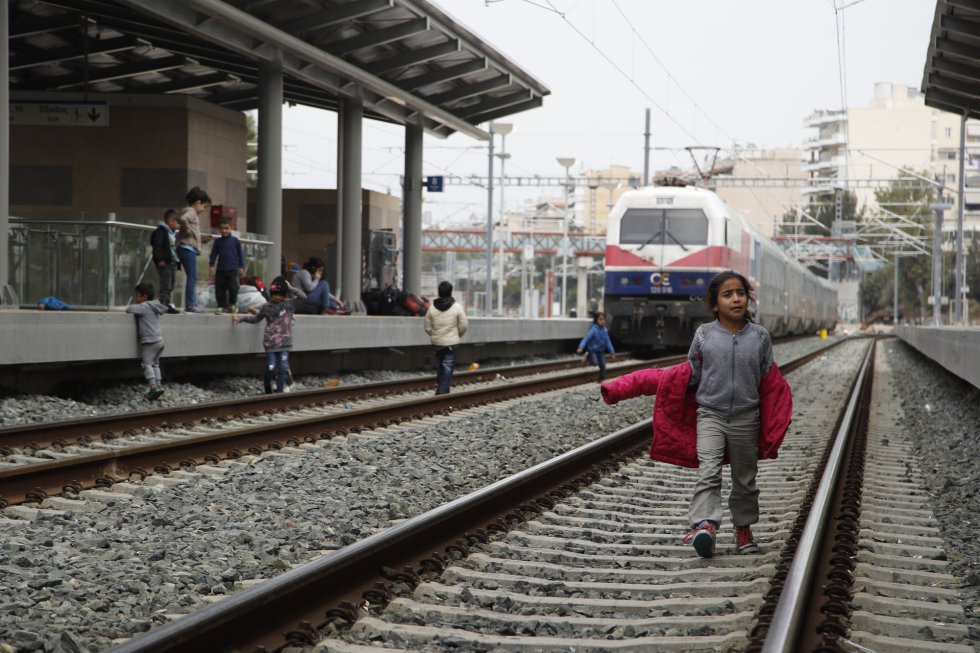 Un niño migrante camina por las vías del tren en la estación central de Larissis durante la protesta.
