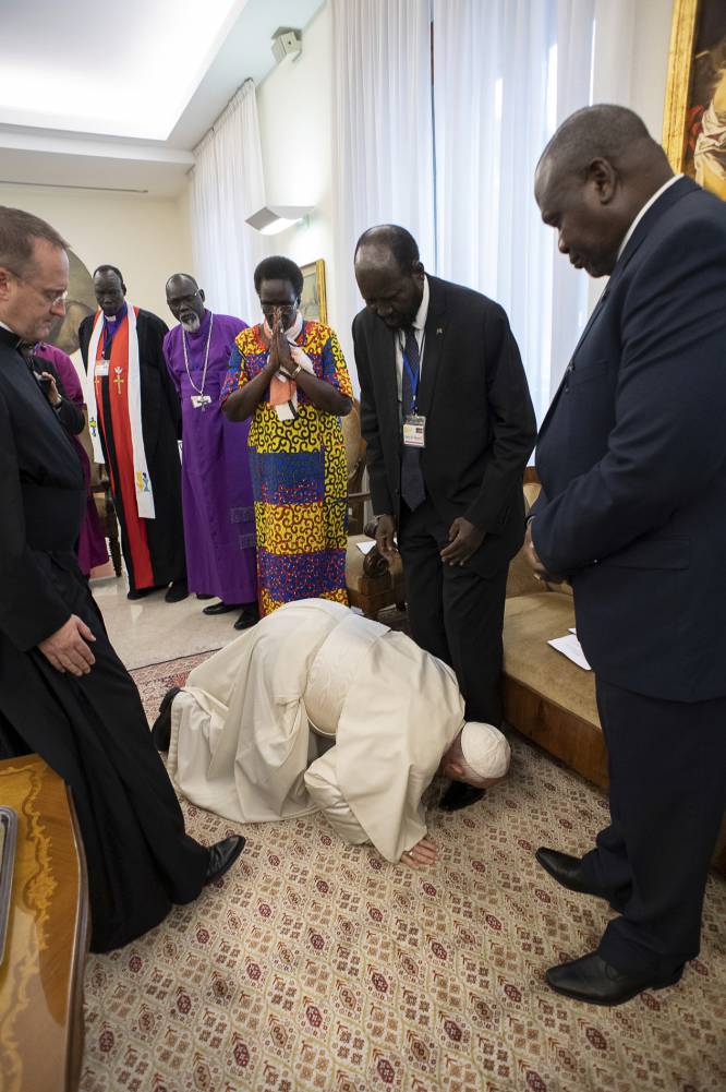 El Papa se arrodilla para besar los pies del presidente de Sudán del Sur, Salva Kiir Mayardit, en el Vaticano, el jueves 11 de abril de 2019. El pontífice cerró un retiro de dos días con las autoridades de Sudán del Sur en el Vaticano con un acto de respeto sin precedentes, arrodillándose y besando los pies de los líderes africanos.