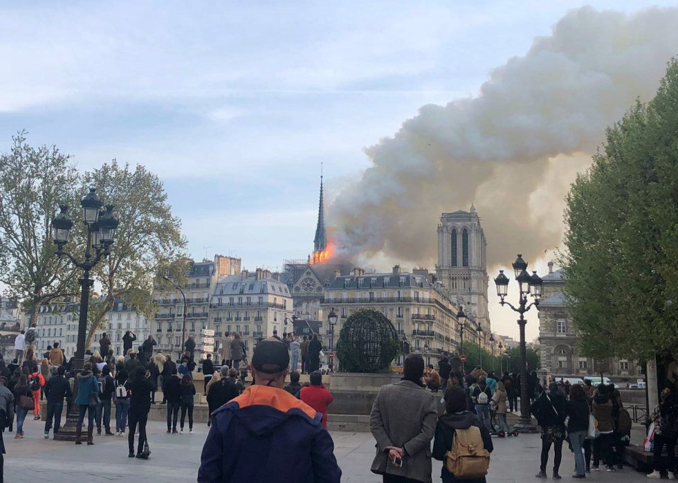 A catedral de Notre Dame em Paris, um dos monumentos mais emblemáticos da capital francesa, está ardendo em chamas.