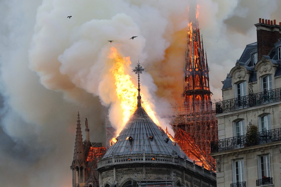 A catedral começou a arder em chamas por volta das 18h no horário local.