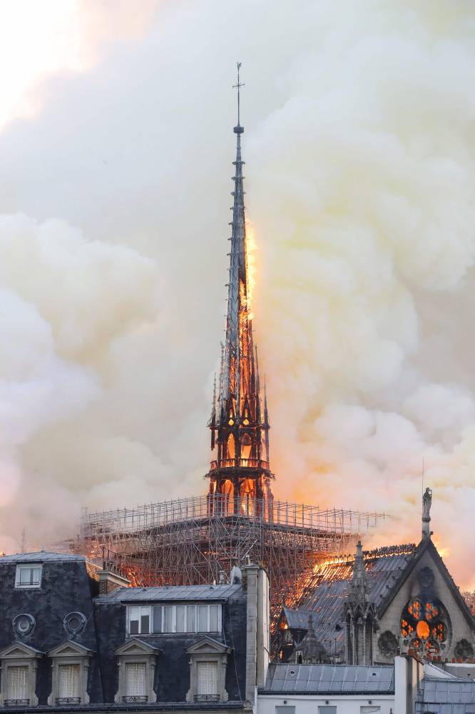 Las llamas envuelven la aguja de la catedral de Notre Dame, que se ha desplomado poco después de haberse tomado esta imagen.