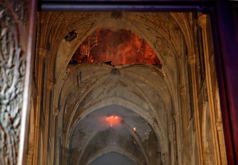 Dos tercios de la techumbre de la catedral de ParÃ­s se han quemado con el incendio, segÃºn ha explicado este martes el ministro francÃ©s de Cultura, Franck Riester. En la imagen, interior de la catedral, en la que se ve el agujero dejado por la destrucciÃ³n del pinÃ¡culo.