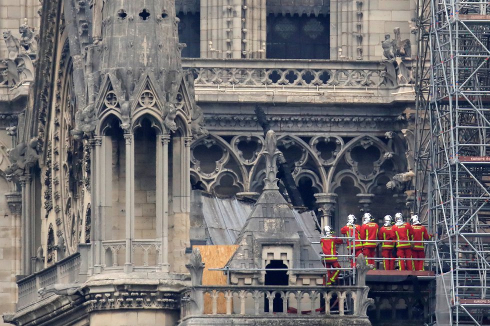 El presidente del Parlamento Europeo, Antonio Tajani, ha propuesto este martes a los eurodiputados que donen su sueldo del día para contribuir a la reconstrucción de la catedral de Notre Dame. En la apertura de la sesión, Tajani se ha referido al templo de Notre Dame como "la primera catedral de su vida" y ha afirmado que el corazón de todos está "herido" tras los sucesos de anoche en París.