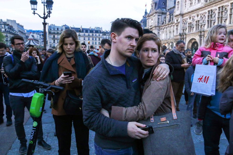 El incendio comenzó alrededor de las 18.50, cuando el centro de París rebosaba con los miles de turistas llegados con el comienzo de la Semana Santa. Parisinos y turistas se congregaron para ser testigos impotentes de la destrucción del monumento.