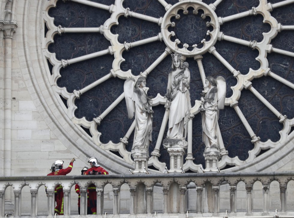 La catedral de Notre Dame de París, símbolo de la cultura europea, sufrió este lunes un gravísimo incendio que ha derribado la aguja y parte del techo. El portavoz de los bomberos, Gabriel Plus, también ha añadido que seguirán trabajando todo el día para extraer, con ayuda de expertos, algunas obras de arte que aún no han podido ser retiradas.