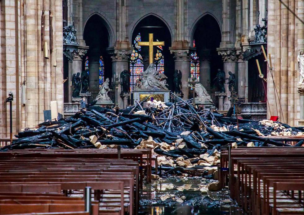 Vista de los escombros en el interior de la catedral de Notre Dame. Las promesas de los multimillonarios franceses, las empresas y el sector público para ayudar a reconstruir la catedral han alcanzado casi 700 millones de euros.