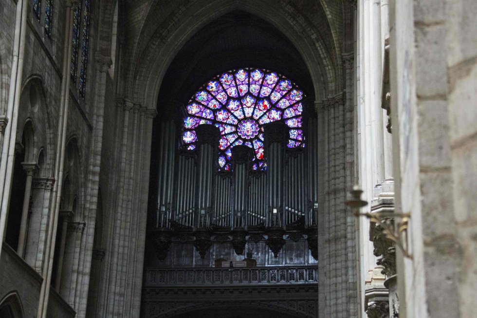 Vista general en la que se observa el órgano dentro de la catedral de Notre Dame.
