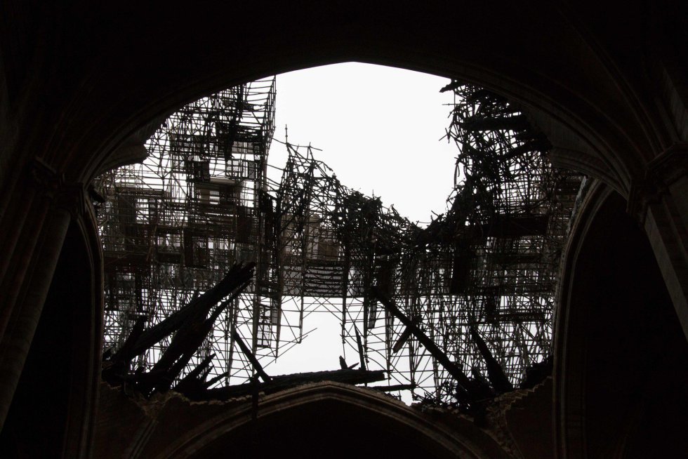 La imagen muestra el techo dañado de la catedral de Notre Dame, el 16 de abril de 2019. El presidente francés, Emmanuel Macron, prometió reconstruir la catedral "dentro de cinco años", luego de un incendio que causó un gran daño al hito de París de 850 años.