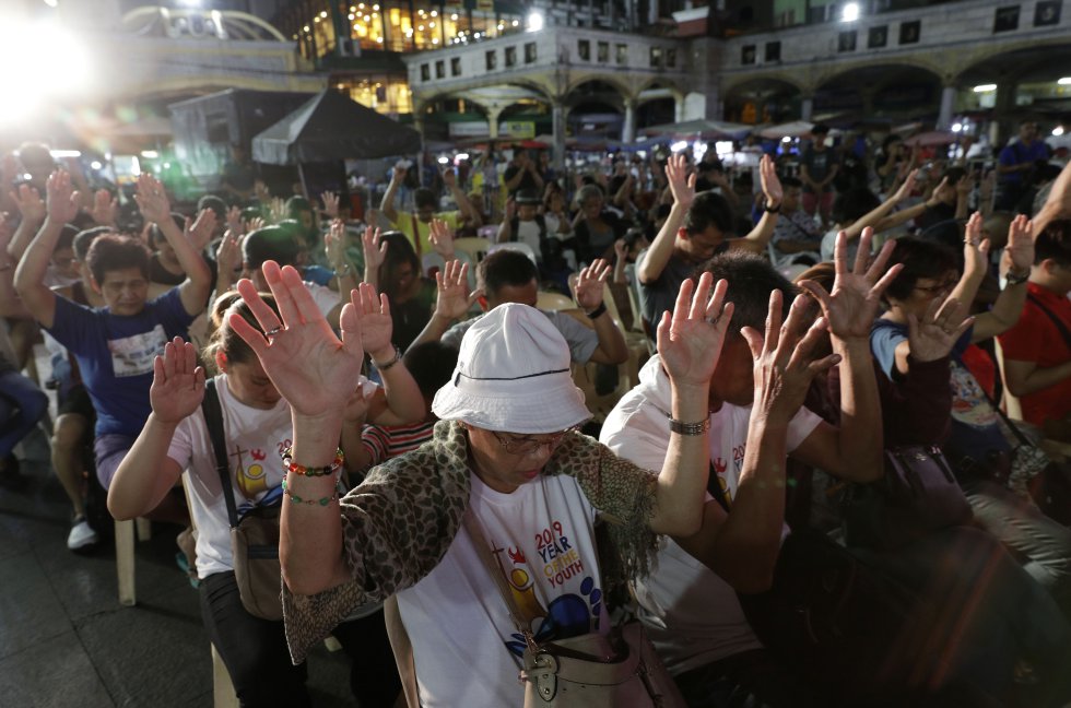 Devotos catÃ³licos filipinos ofrecen un momento de oraciÃ³n por la Catedral de Notre Dame en ParÃ­s y su rehabilitaciÃ³n mientras celebran las actividades de la Semana Santa en Manila, Filipinas, el 17 de abril de 2019. 