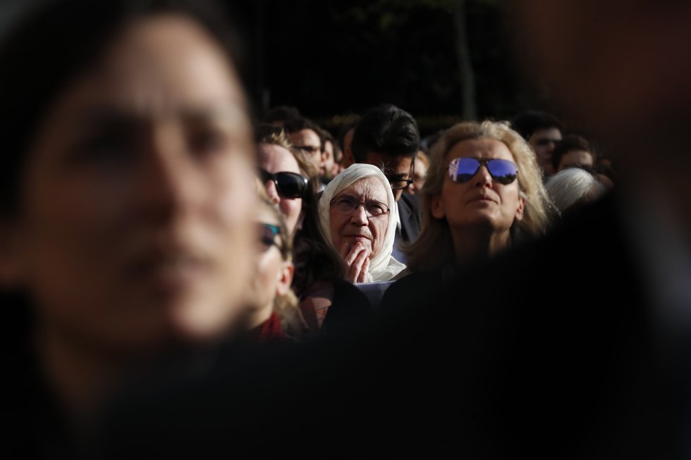 La gente asiste a la misa crismal, como parte de la Semana Santa, en la iglesia de San Sulpicio en ParÃ­s, el 17 de abril de 2019. 