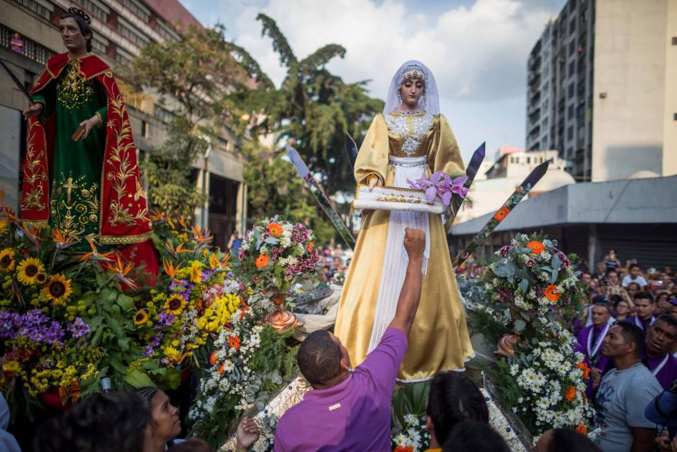 ProcesiÃ³n del Nazareno de San Pablo, decorado con aproximadamente 3000 orquÃ­deas en la BasÃ­lica Santa Teresa en Caracas (Venezuela), el 17 de abril del 2019.