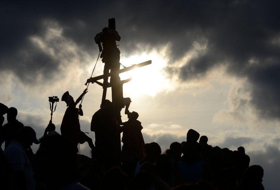 ProcesiÃ³n con el paso de la CrucifixiÃ³n de JesÃºs por las calles de Caracas (Venezuela), el 19 de abril de 2019.