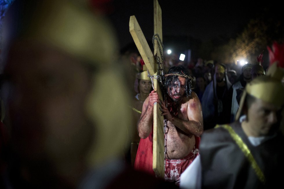 Un penitente participa en el VÃ­a Crucis en el Cerro de Ãemby (Paraguay), el 19 de abril de 2019.