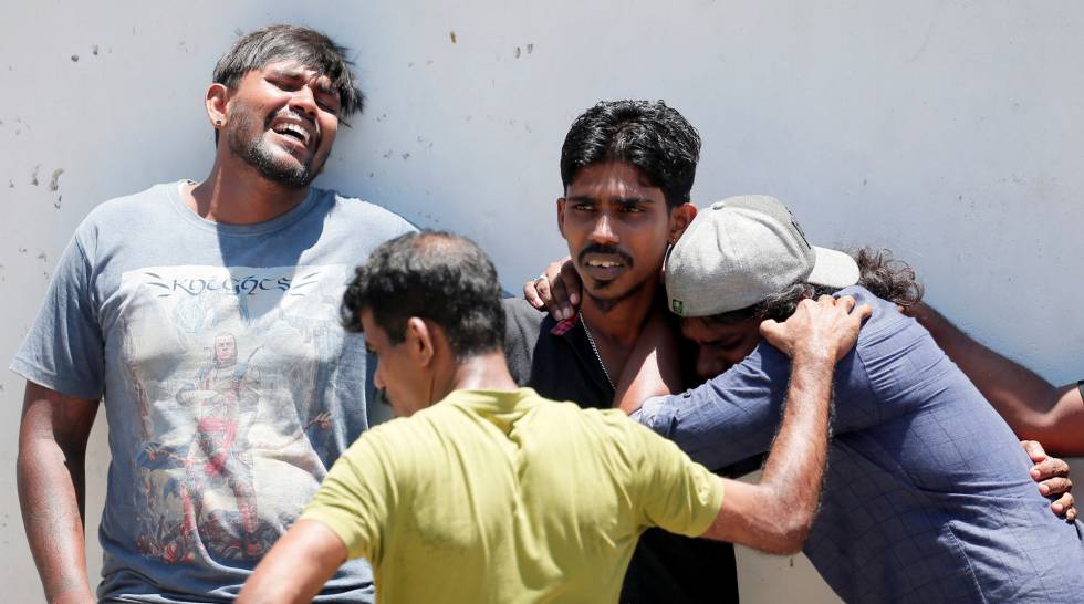 Familiares de las vÃ­ctimas muestran su dolor tras el ataque terrorista en la iglesia de San Antonio en Colombo.