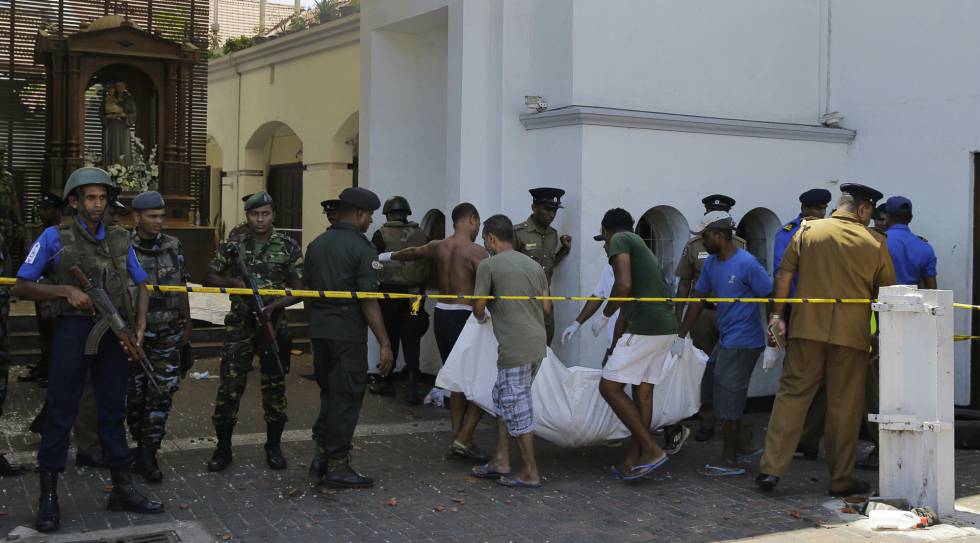 Traslado del cadÃ¡ver de una de las vÃ­ctimas del atentado en la iglesia de San Antonio, en Colombo, capital de Sri Lanka, este domingo.