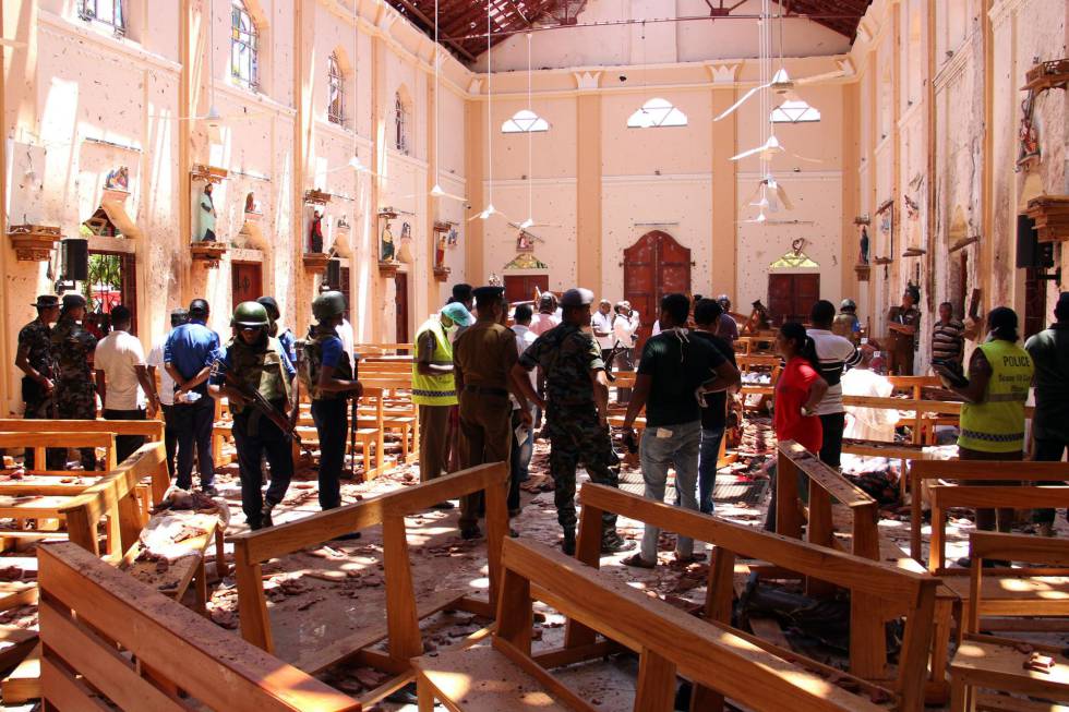 PolicÃ­as en el interior de la iglesia de San SebastiÃ¡n en Negombo tras el atentado terrorista.