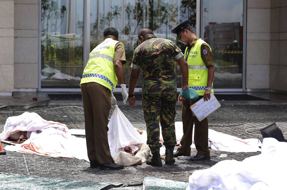 Personal de seguridad inspecciona los restos mortales de varias personas vÃ­ctimas en el atentado del Hotel Shangri-La en Colombo, este domingo.