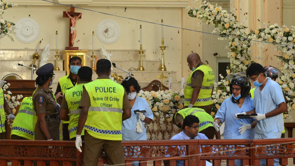 Agentes de policÃ­a y funcionarios forenses inspeccionan el interior de la Iglesia de San SebastiÃ¡n en Negombo, este lunes.
