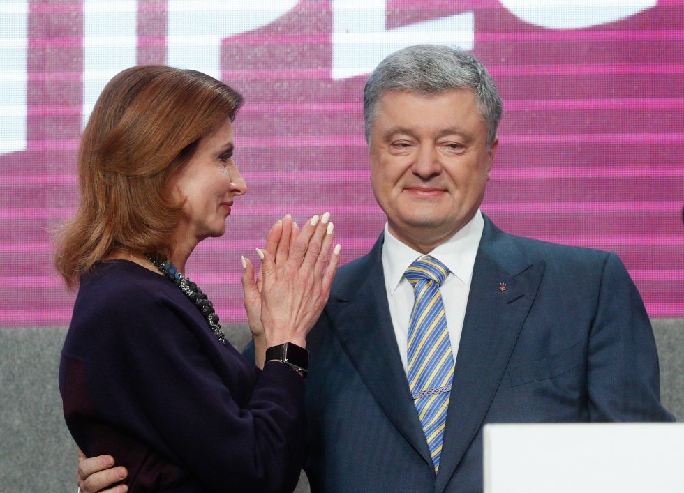 El presidente de Ucrania y candidato a la presidencia, Petro Poroshenko, y su mujer, Maryna, tras conocer los resultados en Kiev.
