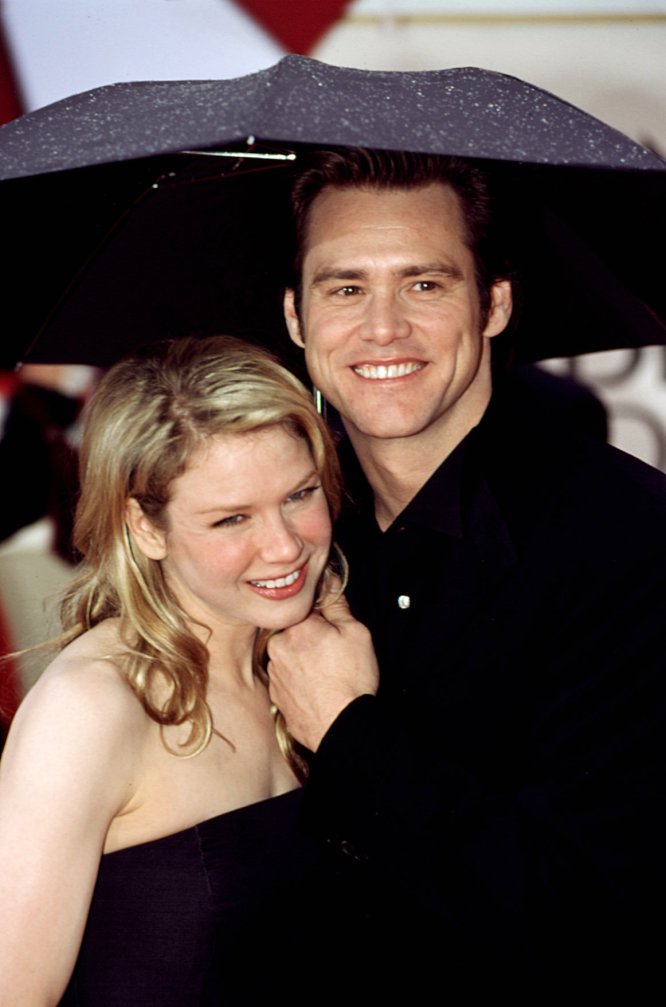 Jim Carrey was one of the first known boyfriends of the actress, with whom he left between 1999 and 2000. He also went out with the musician Jack White and in 2005 he married the musician Kenny Chesney, although after five months of marriage the actress asked the divorce alleging "fraud".  Then he had more than a friendship with Bradley Cooper and, for more than six years, has a relationship with Doyle Bramhall.