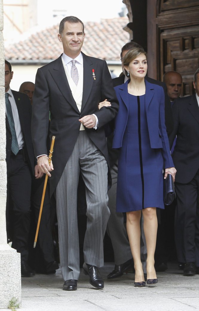 Para la edición de 2016 doña Letizia sacó su lado más clásico, tanto en forma como en color, peinado y complementos. La Reina optó entonces por un modelo en lana azul marino con una tira negra central firmado por Felipe Varela, que llevó con el pelo recogido y zapatos y cartera del mismo tono de la firma Magrit, una de sus favoritas.