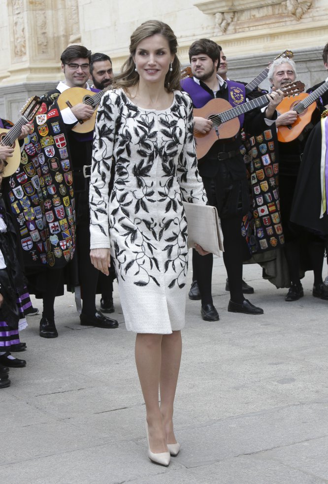 En 2017, la reina Letizia optó por este vestidoabrigo de Felipe Varela con bordados en negro sobre blanco. Un modelo que ya había llevado meses antes, en octubre de 2016, y que creó cierta polémica al ser muy similar a otro creado por la firma Oscar de la Renta para su colección de verano de 2011.