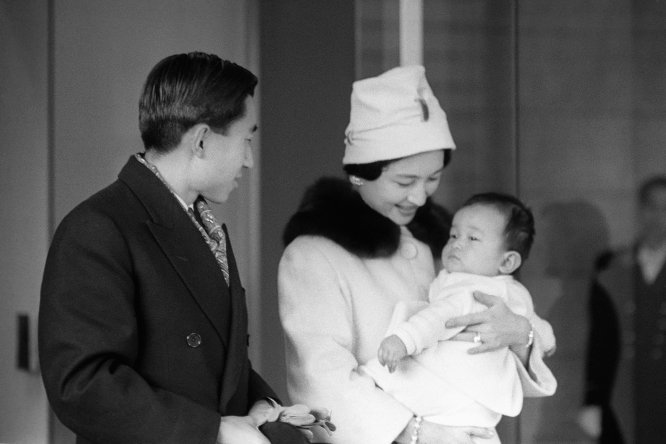 El primer hijo de la pareja, el prÃncipe heredero Naruhito, nació poco después del enlace entre Akihito y Michiko. Al ser varón, se convirtió automáticamente en el primero en la lÃnea sucesoria, como le ocurrió también a su padre. En la fotografÃa, la pareja posa en 1960 con su bebé tras volver a Japón después de un viaje de más de un mes que les llevó a EtiopÃa, Irán, India y Nepal.