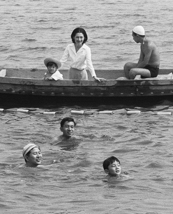 Naruhito será coronado el próximo 1 de mayo como el 126º emperador japonés, en una dinastÃa que se remonta hasta 2.600 años atrás. En la fotografÃa, Akihito nada con el prÃncipe Naruhito en el año 1968. En el bote, la emperatriz Michiko y el prÃncipe Fumihito contemplan la escena.
