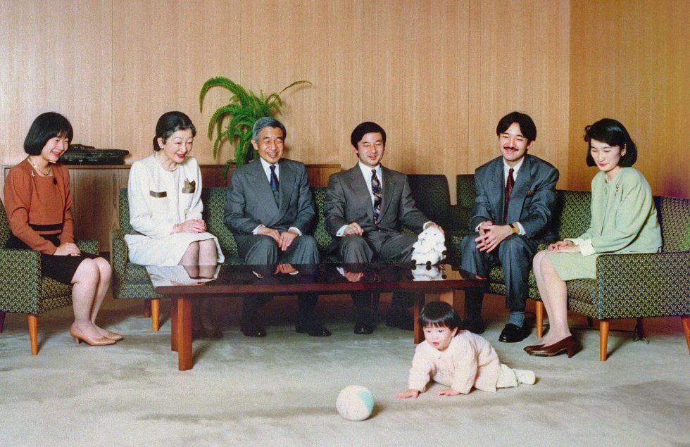 Foto de archivo de los miembros de la familia real japonesa, con el emperador y emperatriz y sus tres hijos: el prÃncipe heredero Naruhito, junto al emperador Akihito; su hermano menor Fumihito y su esposa Kiko; y su hermana Sayako (a la izquierda). El bebé es la princesa Mako, hija mayor de Fumihito.