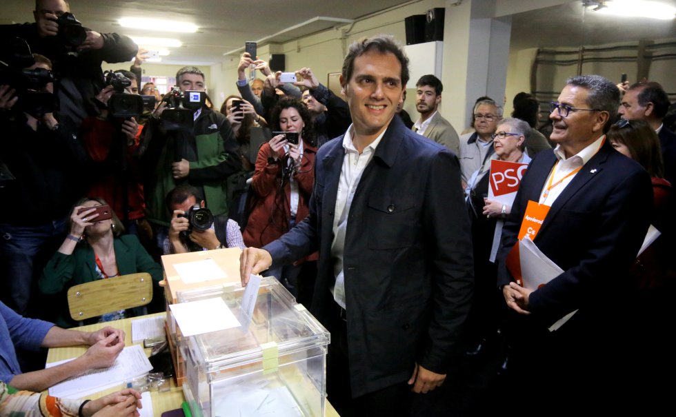 El lÃ­der de Ciudadanos, Albert Rivera, ejerce su derecho al voto este domingo en un colegio electoral de L'Hospitalet (Barcelona).