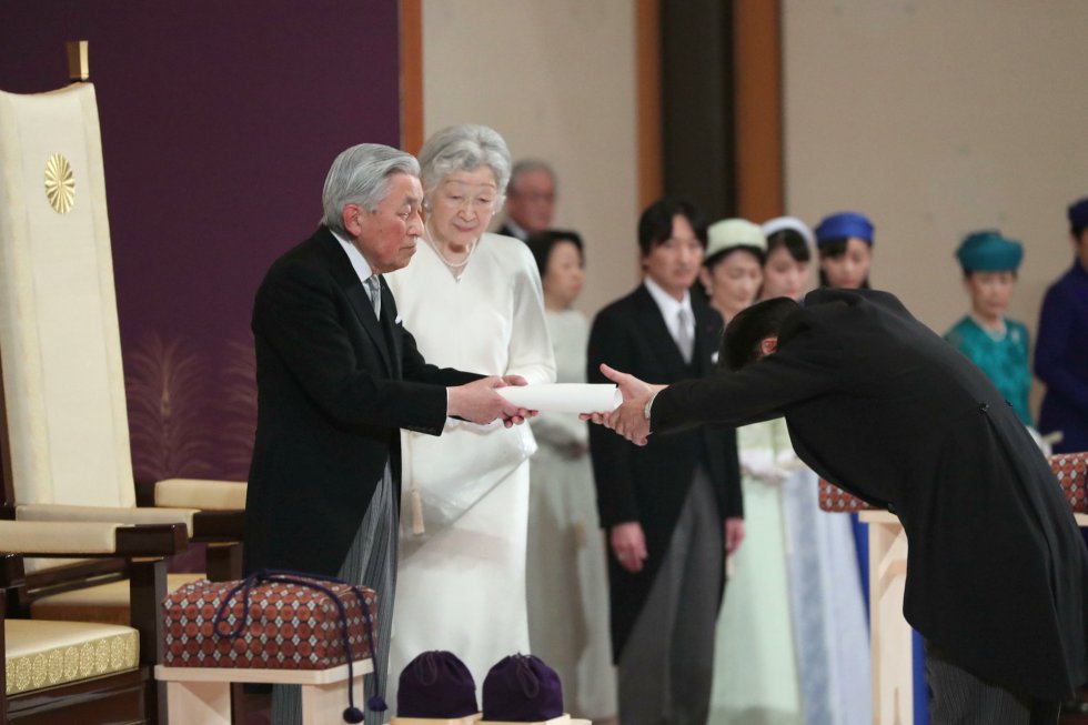 MÃ¡s de 300 personas participan en esta ceremonia: miembros de la familia imperial, del Gobierno y del Parlamento, de la magistratura, ademÃ¡s de autoridades locales. En la imagen, el emperador japonÃ©s Akihito, acompaÃ±ado de la emperatriz Michiko, en su ceremonia de abdicaciÃ³n este martes en Tokio.