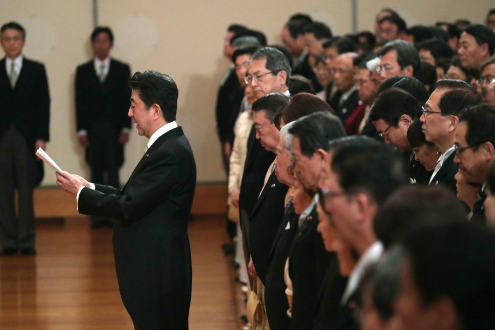 Teniendo en cuenta los rigores legales que impiden al emperador de JapÃ³n mezclarse en temas polÃ­ticos, ha sido el primer ministro nipÃ³n, Shinzo Abe (en la imagen), quien en la ceremonia ha confirmado la abdicaciÃ³n de Akihito, de acuerdo a la ley especial aprobada para esta ocasiÃ³n.