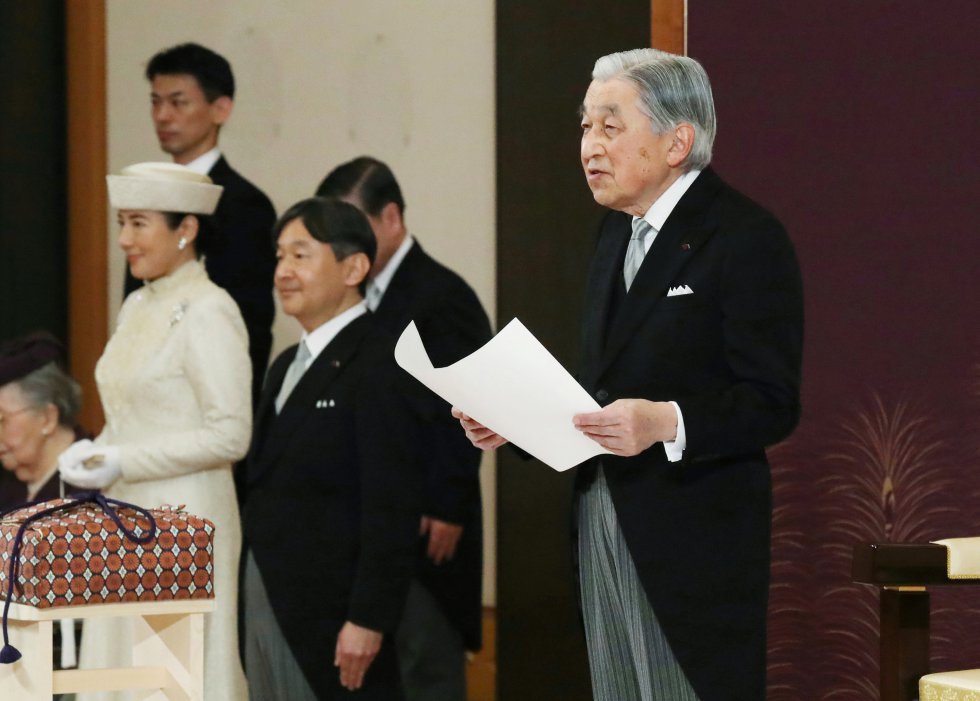 El emperador Akihito habla durante la ceremonia de su abdicaciÃ³n frente a otros miembros de las familias reales y altos funcionarios del gobierno en el Palacio Imperial de Tokio. El prÃ­ncipe heredero Naruhito, segundo desde la izquierda y la princesa heredera Masako, a la izquierda.