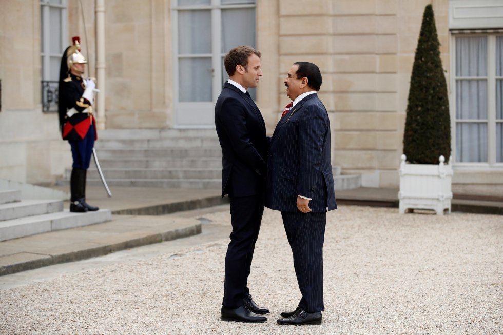 El presidente francés, Emmanuel Macron, saluda al rey de Baréin, Hamad bin Isa Al-Khalifa, a su llegada al Palacio del Elíseo en París (Francia).