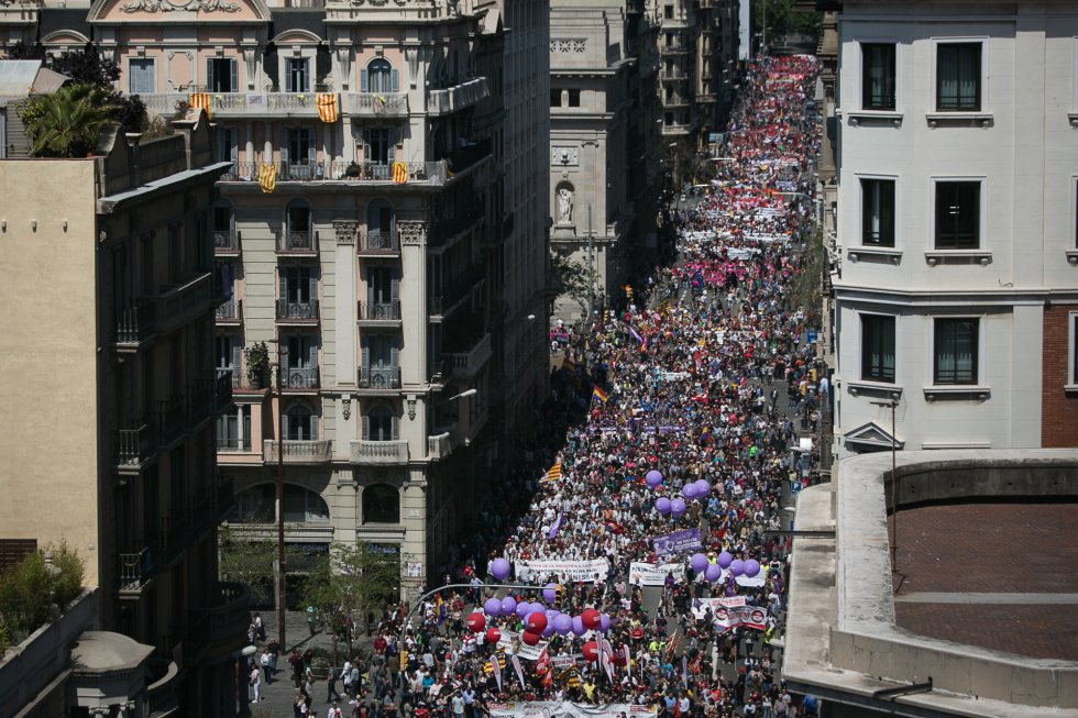 En Barcelona, unas 5.000 personas, segÃºn la guardia urbana, han asistido a la manifestaciÃ³n convocada este mediodÃ­a por CC OO y UGT.