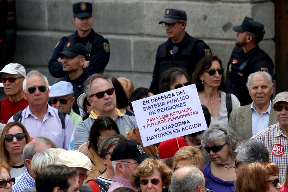 "En defensa del sistema pÃºblico de pensiones" es el lema de un cartel que sostiene un manifestante durante la protesta por el centro de Madrid.