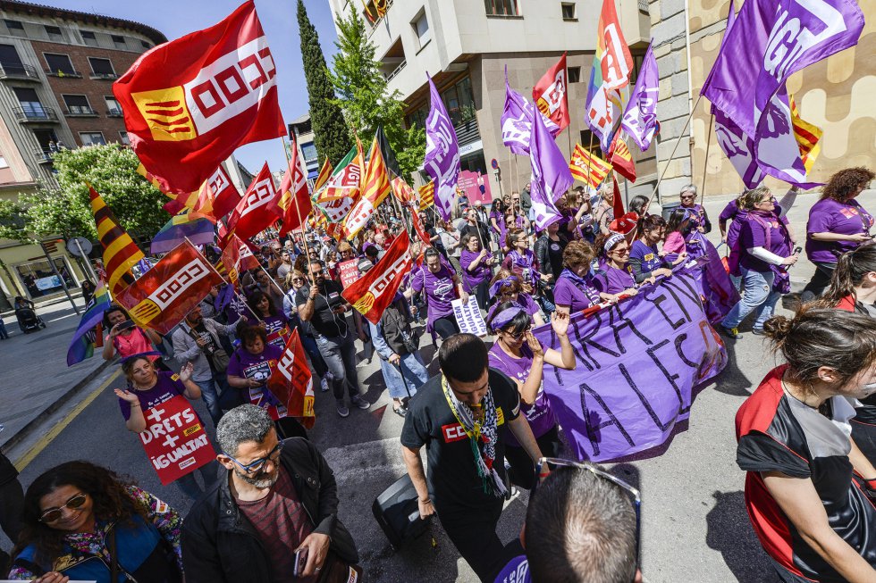 La polÃ­tica ha estado mÃ¡s presente que nunca en la marcha del 1 de mayo. El secretario general de UGT en CataluÃ±a, Camil Ros, ha afirmado que el DÃ­a del Trabajador comenzÃ³ el pasado domingo, con las elecciones: "Llenamos las urnas por la democracia, la justicia y la libertad". En la imagen, banderas y pancartas, en la manifestaciÃ³n de Girona.