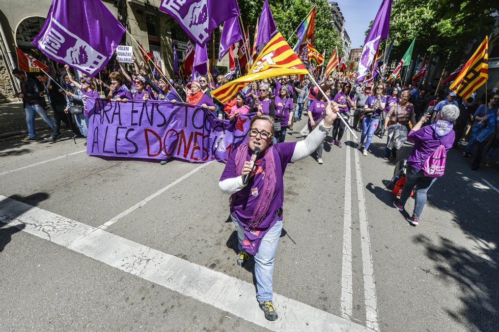 Una mujer ondea una bandera en la marcha del 1 de Mayo durante el transcurso de la manifestaciÃ³n por el centro de Girona.