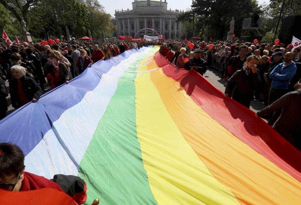 Una gran bandera LGBT es portada por los manifestantes durante la celebraciÃ³n del 1 de Mayo en Viena (Austria).