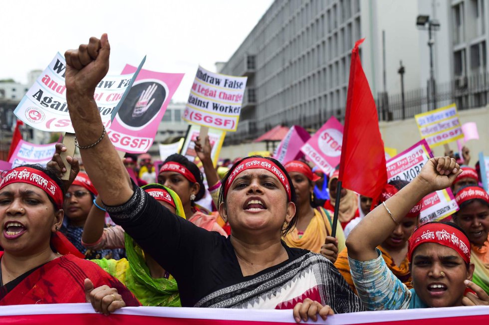 Activistas y trabajadores de BangladÃ©s participan en una marcha por motivo del DÃ­a Internacional del Trabajo, en Dhaka.