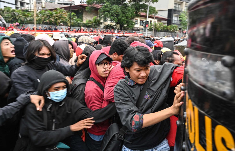 Activistas indonesios se enfrentan con la policÃ­a durante una manifestaciÃ³n del DÃ­a Internacional del Trabajo, en Yakarta.