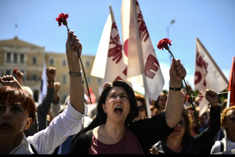 Afiliados al sindicato comunista PAME se manifiestan a las puertas del Parlamento para celebrar el Primero de Mayo, este miÃ©rcoles, en Atenas (Grecia).