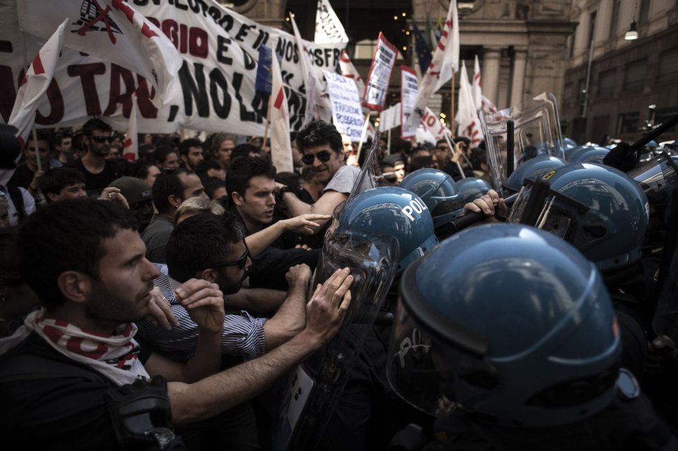 Enfrentamiento entre agentes de policÃ­a antidisturbios y el colectivo No Tav (contra la lÃ­nea ferroviaria de alta velocidad TAV TurÃ­n-Lyon) durante la manfestaciÃ³n del 1 de Mayo, en TurÃ­n (Italia).