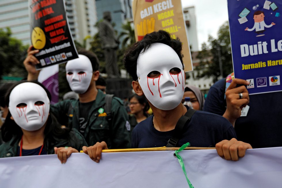 Periodistas indonesios utilizan mÃ¡scaras durante la marcha del DÃ­a Internacional del Trabajo, en Yakarta (Indonesia).