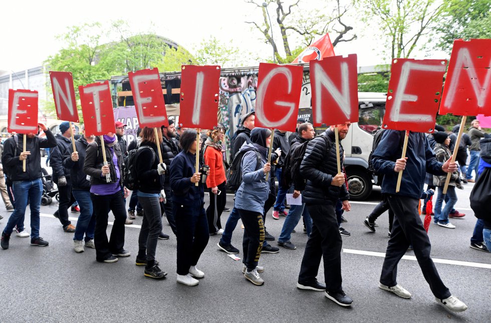 Manifestantes protestan por una calle de Hamburgo durante el DÃ­a Internacional del Trabajo.
