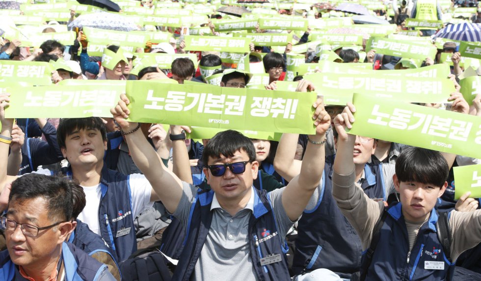 Miembros de la ConfederaciÃ³n de Sindicatos de Corea del Sur (KCTU) participan en una marcha convocada con motivo del DÃ­a Internacional del Trabajo, este miÃ©rcoles, en SÃ©ul (Corea del Sur).