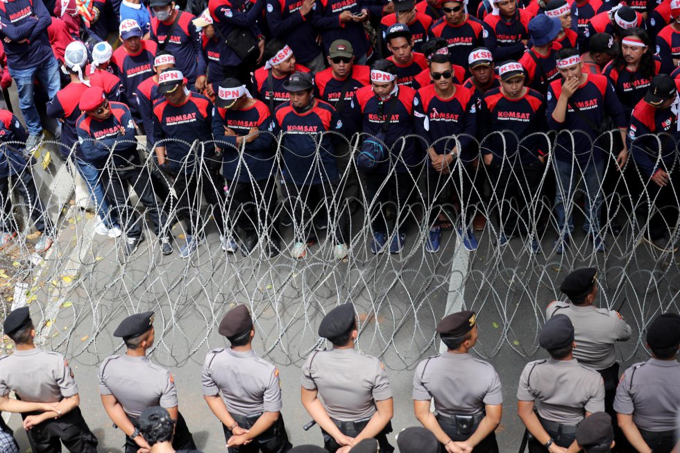 Trabajadores protestan durante una marcha hacia el Palacio Presidencial convocada con motivo del DÃ­a Internacional del Trabajo, este miÃ©rcoles, en Yakarta (Indonesia).