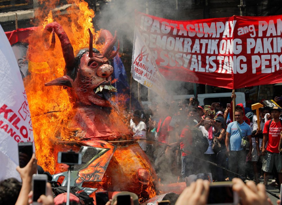 Varios activistas queman un muÃ±eco que representa al presidente filipino, Rodrigo Duterte, durante una manifestaciÃ³n por el DÃ­a Internacional del Trabajo, en Manila (Filipinas).