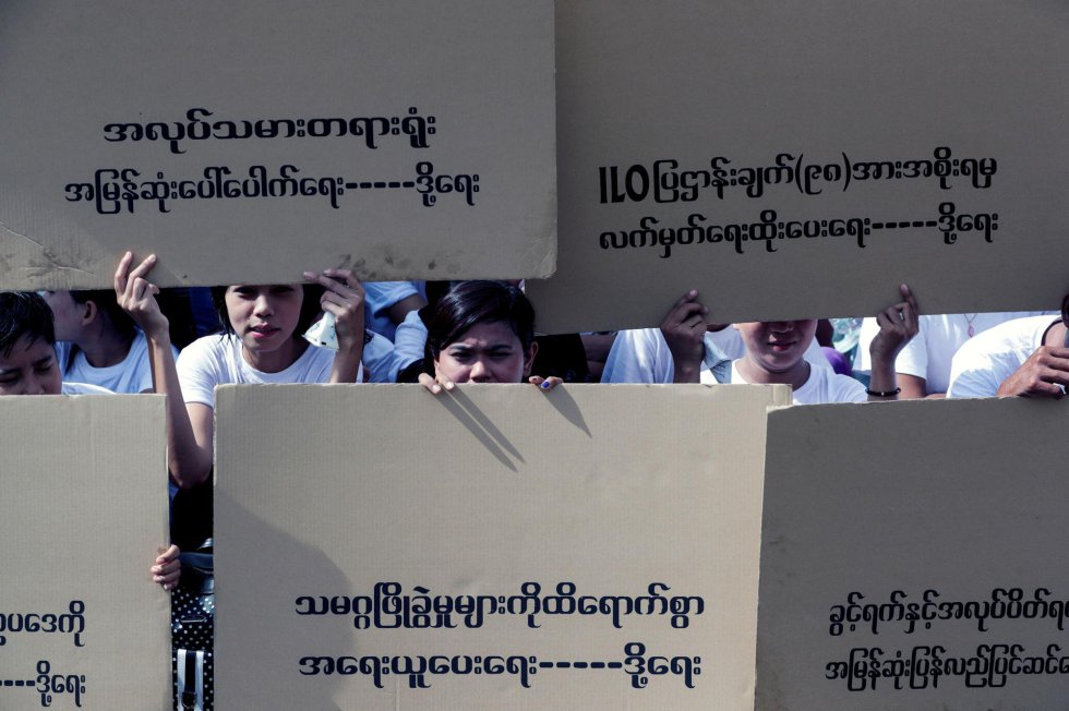 Cerca de 300 trabajadores se reÃºnen cerca del Ayuntamiento de Yangon para exigir mejores derechos laborales durante una manifestaciÃ³n por el DÃ­a Internacional del Trabajo este miÃ©rcoles, en Yangon (Birmania).